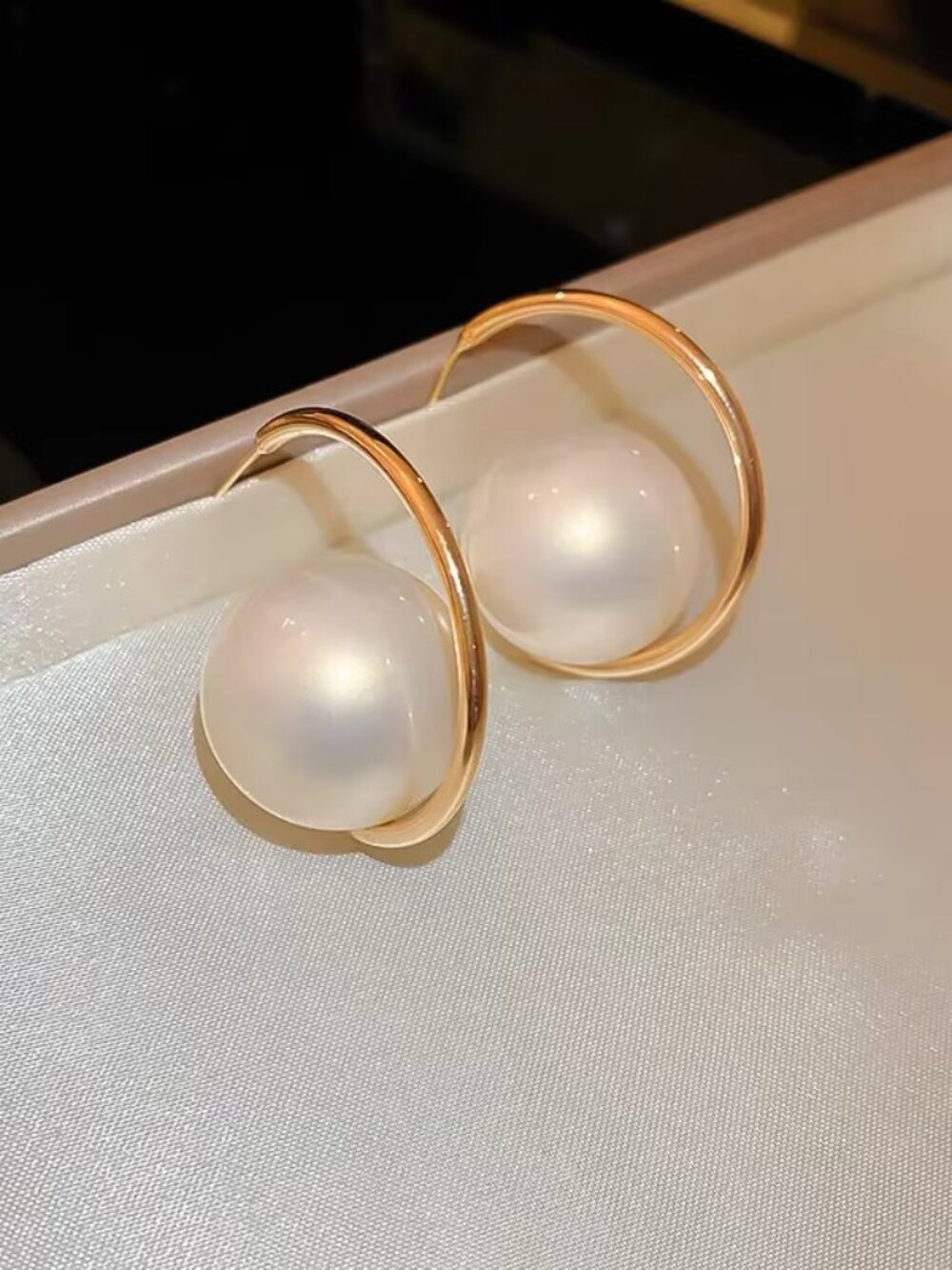 Modern Gold Orbital Ivory Pearl Statement Hoop Earrings - Picture 4 of 5